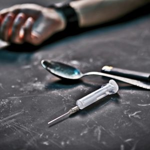 Menina filma pais sofrendo overdose de heroína