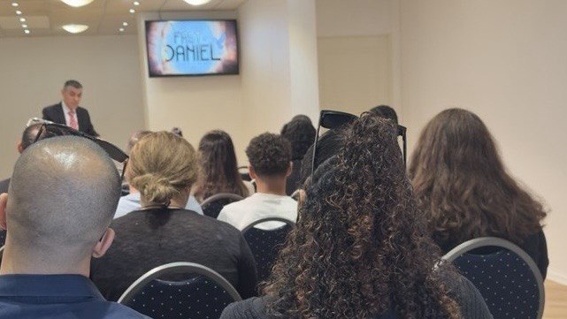Universal inaugura primeiro templo na Dinamarca e amplia assistencia