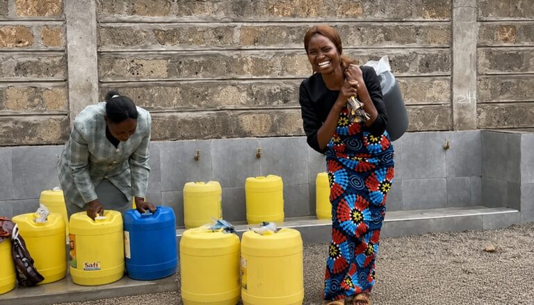 Projeto do Poco na Africa mantido pela Universal leva mais de 170 mil litros de agua potavel por mes a populacao 3