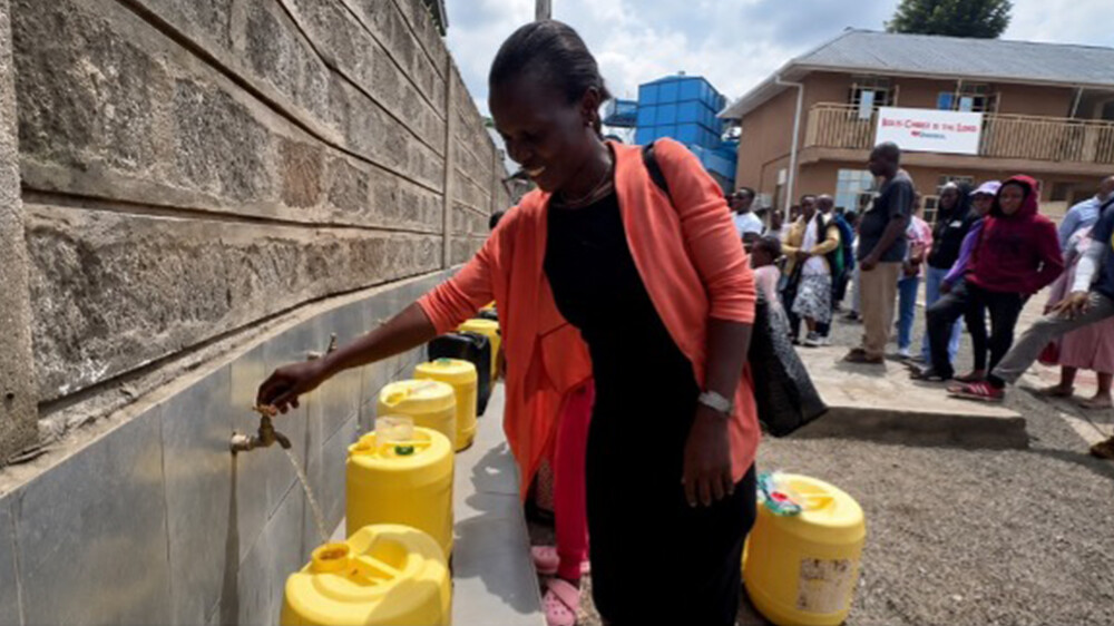 Projeto do Poco na Africa mantido pela Universal leva mais de 170 mil litros de agua potavel por mes a populacao 4